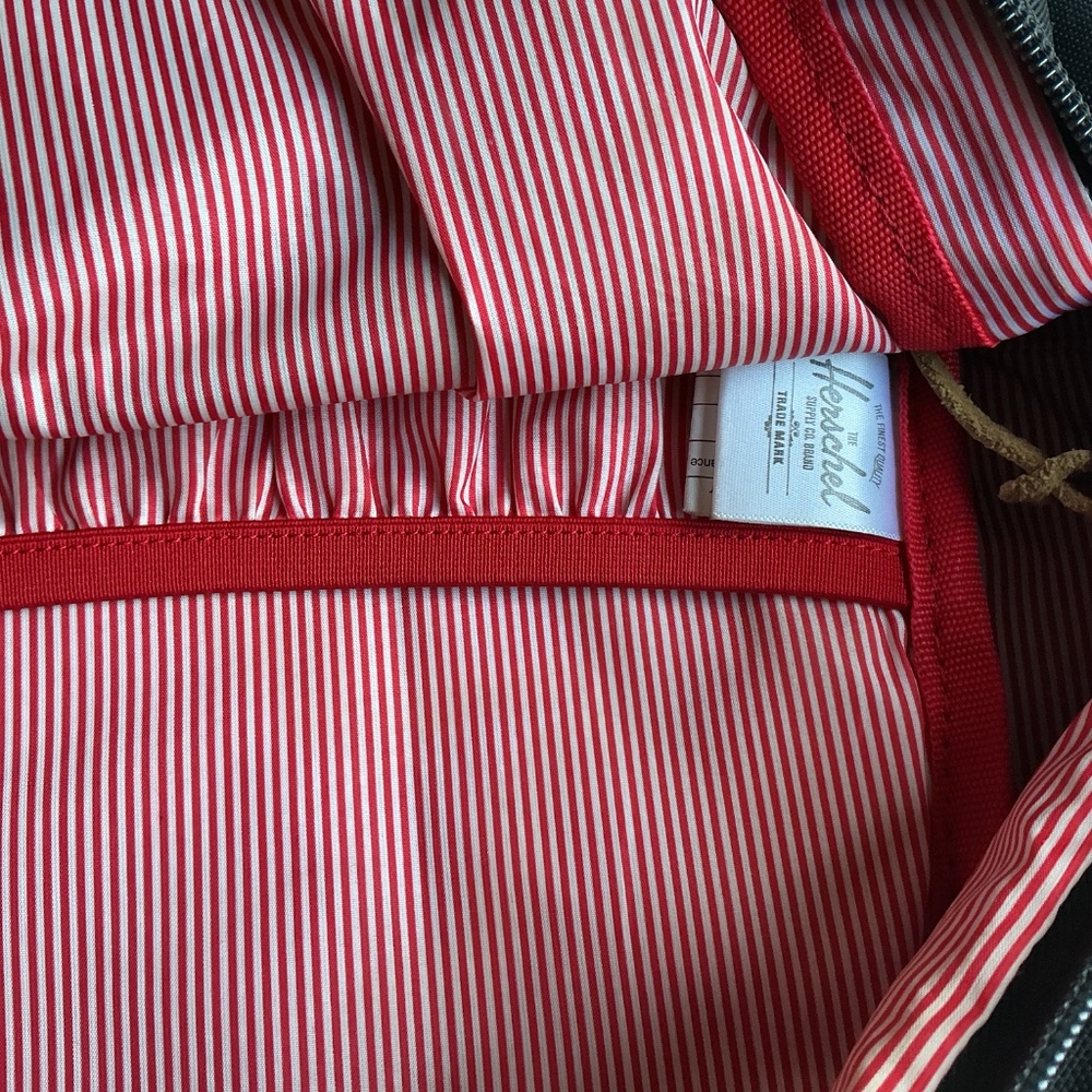 Herschel solid black back pack - Picture 6 of 7